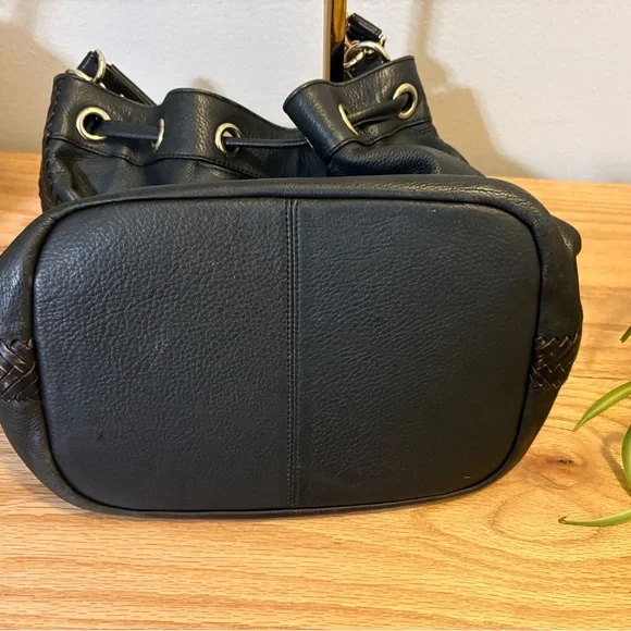 Black leather Cole Haan bucket shoulder bag with bronze hardware - Picture 4 of 5